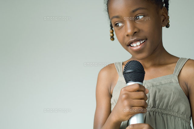 Girl holding up microphone, looking away
(c)Eric Audras/Photo Alto