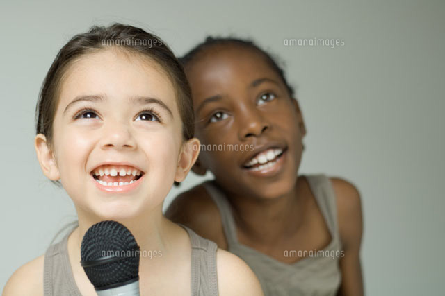 Two girls singing into microphone
(c)Eric Audras/Photo Alto