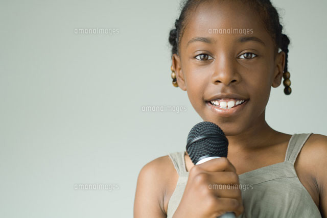 Girl holding microphone
(c)Eric Audras/Photo Alto
