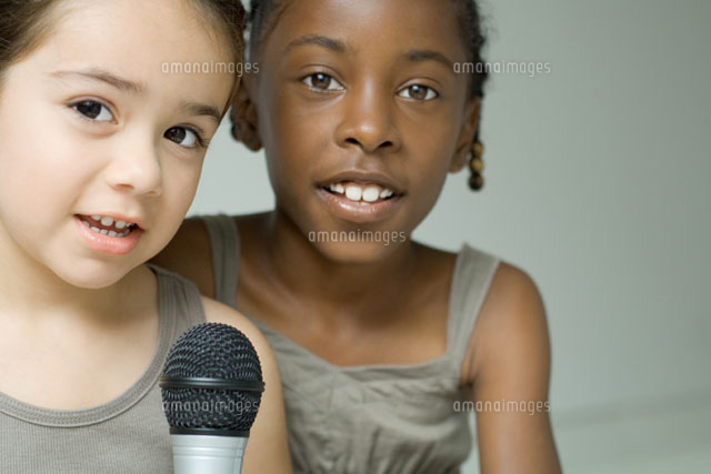 Two girls singing into microphone
(c)Eric Audras/Photo Alto