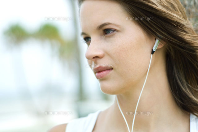 girl listening to headphones
(c)Eric Audras/Photo Alto