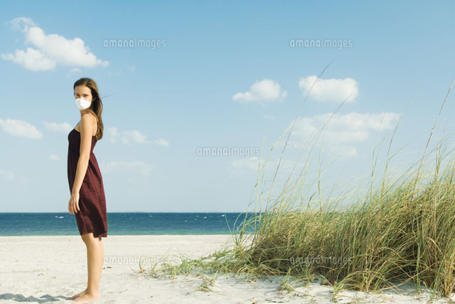 Woman standing & wearing pollution mask
(c)Milena Boniek/Photo Alto