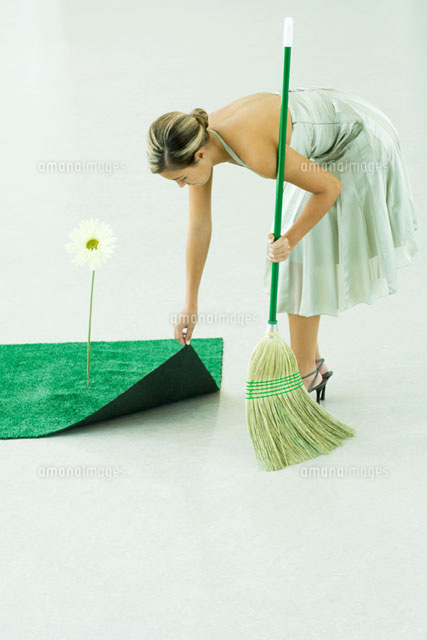 Woman sweeping under rug
(c)Milena Boniek/Photo Alto