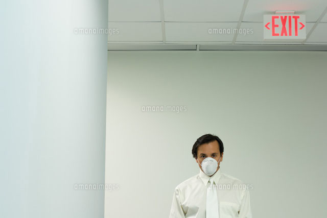 Businessman wearing pollution mask
(c)Milena Boniek/Photo Alto