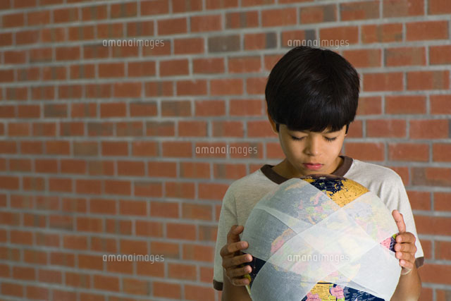 Boy holding bandaged globe
(c)Milena Boniek/Photo Alto