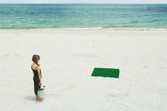 Girl standing and holding watering can
(c)Milena Boniek/Photo Alto