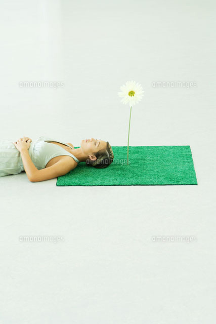 Woman with square of artificial turf
(c)Milena Boniek/Photo Alto