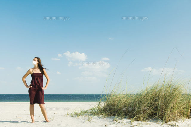 Woman standing & wearing pollution mask
(c)Milena Boniek/Photo Alto