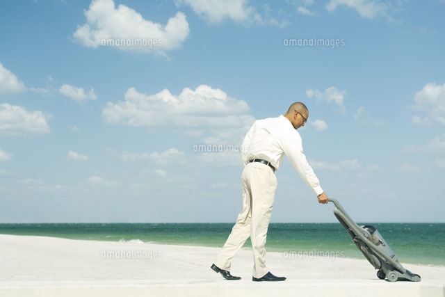 Man vacuuming beach
(c)Milena Boniek/Photo Alto