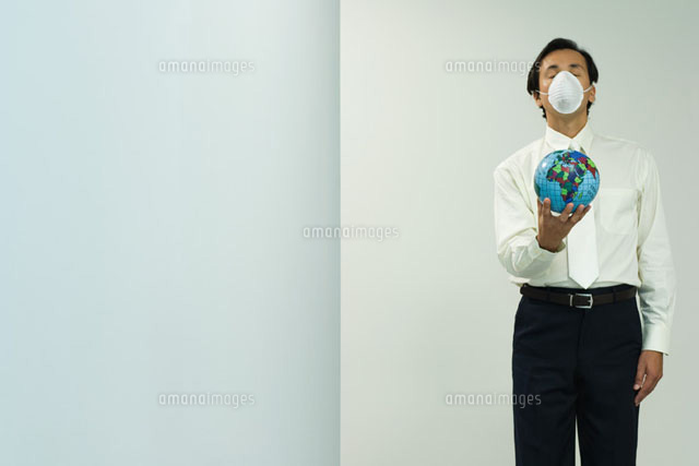 Businessman holding out globe
(c)Milena Boniek/Photo Alto