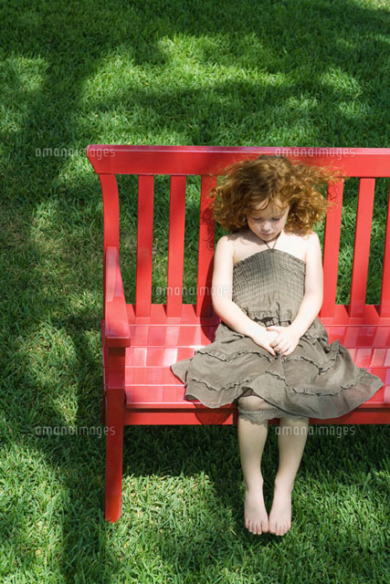 Girl sitting on red bench
(c)Milena Boniek/Photo Alto