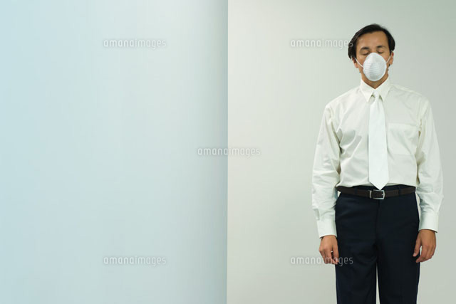 Businessman wearing pollution mask
(c)Milena Boniek/Photo Alto