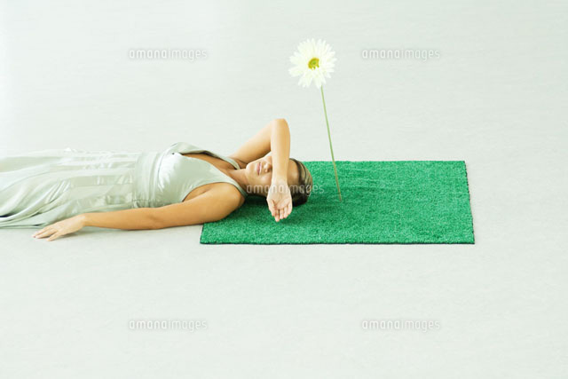 Woman with square of artificial turf
(c)Milena Boniek/Photo Alto