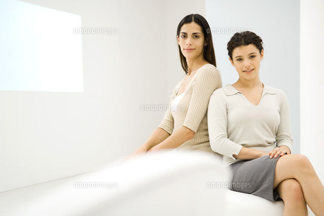 Female business partners sitting
(c)Eric Audras/Photo Alto