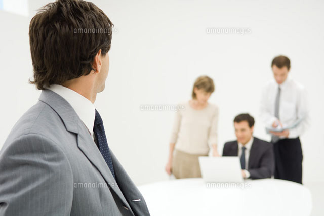 Businessman looking over shoulder
(c)Eric Audras/Photo Alto