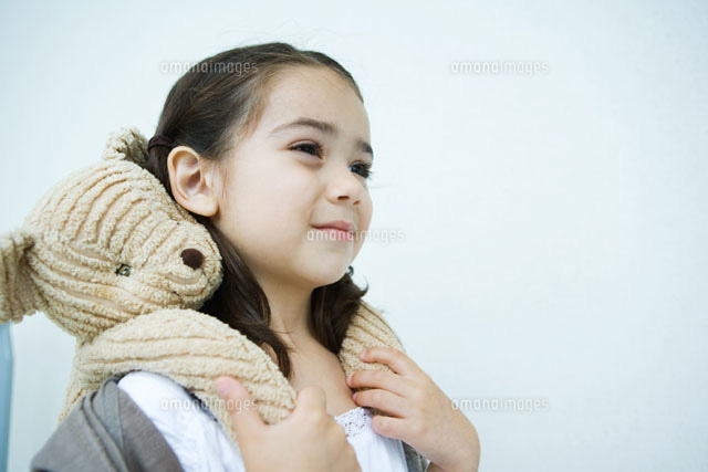 girl holding teddy bear on shoulders
(c)Laurence Mouton/Photo Alto