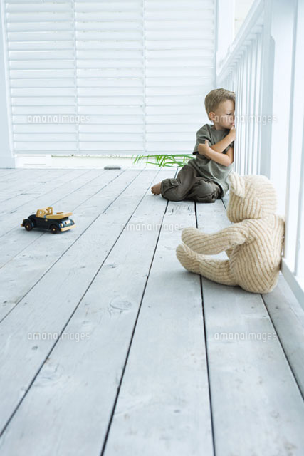 boy sitting on porch with arms folded
(c)Laurence Mouton/Photo Alto