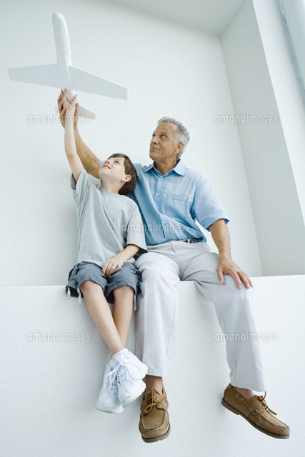 Grandfather & grandson sitting
(c)Laurence Mouton/Photo Alto