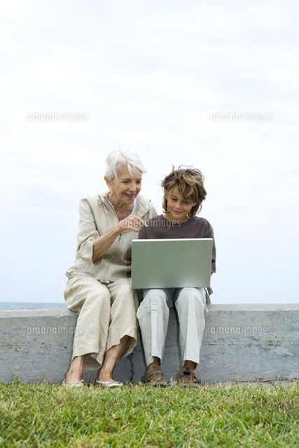 woman & grandson using laptop computer
(c)Laurence Mouton/Photo Alto