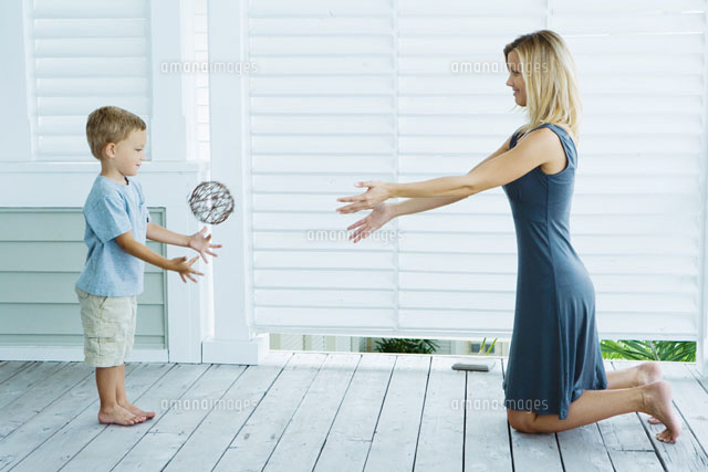 Mother & son face to face, throwing ball
(c)Laurence Mouton/Photo Alto