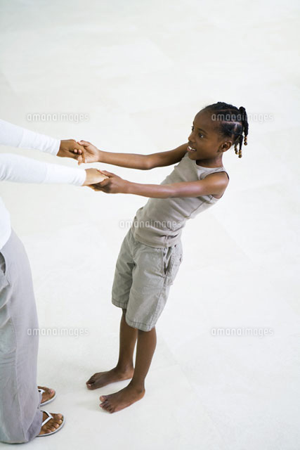 girl holding mother’s hands
(c)Laurence Mouton/Photo Alto