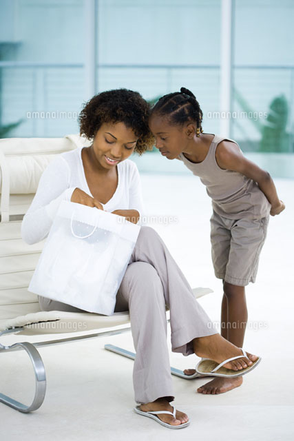 Woman sitting, daughter standing
(c)Laurence Mouton/Photo Alto