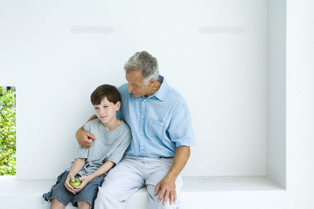 Man sitting with arm around grandson
(c)Laurence Mouton/Photo Alto