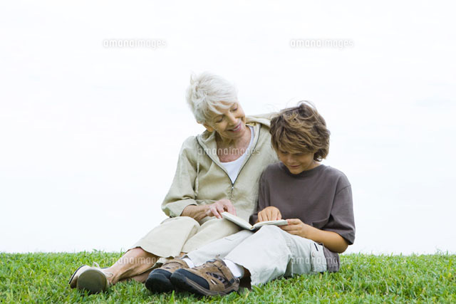 Grandmother & grandson reading book
(c)Laurence Mouton/Photo Alto