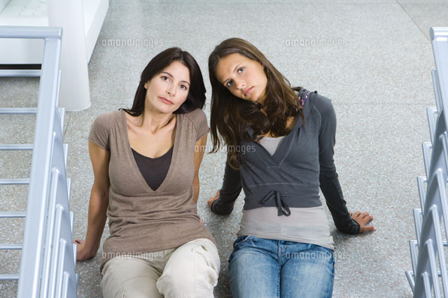 Mother & daughter sitting on the ground
(c)Laurence Mouton/Photo Alto
