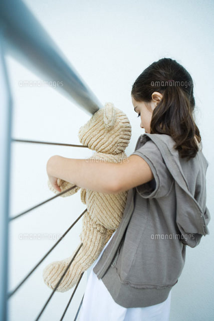 girl holding teddy bear
(c)Laurence Mouton/Photo Alto