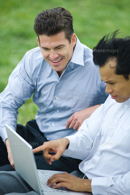 Two businessmen sitting side by side
(c)Laurence Mouton/Photo Alto