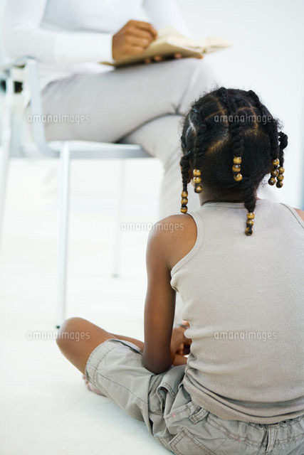 Girl sitting on floor
(c)Laurence Mouton/Photo Alto