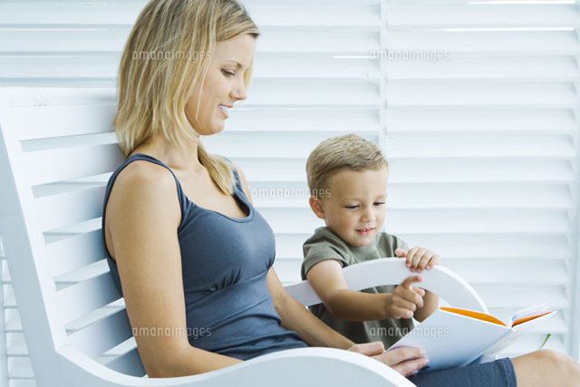 Mother and son reading book together
(c)Laurence Mouton/Photo Alto