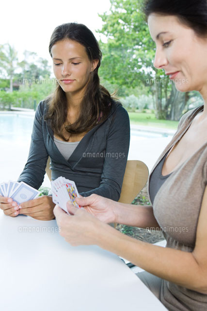 Mother & daughter playing cards together
(c)Laurence Mouton/Photo Alto