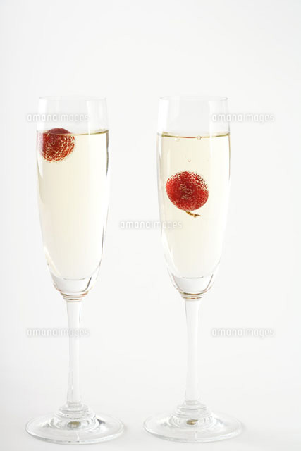 Champagne with cherries in glasses
(c)Laurence Mouton/PhotoAlto