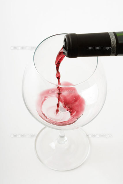 Red wine pouring into wine glass
(c)Laurence Mouton/PhotoAlto