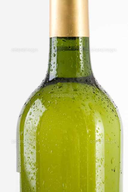 Bottle of white wine covered with drops of water
(c)Laurence Mouton/PhotoAlto