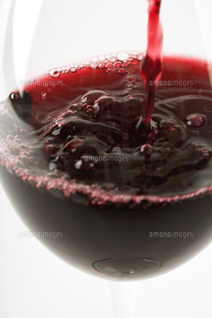 Red wine pouring into glass, close-up
(c)Laurence Mouton/PhotoAlto