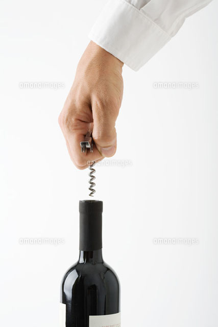 Hand uncorking wine bottle, cropped
(c)Laurence Mouton/PhotoAlto