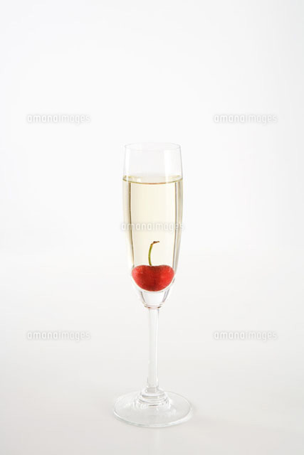 Cherry floating in glass of champagne
(c)Laurence Mouton/PhotoAlto