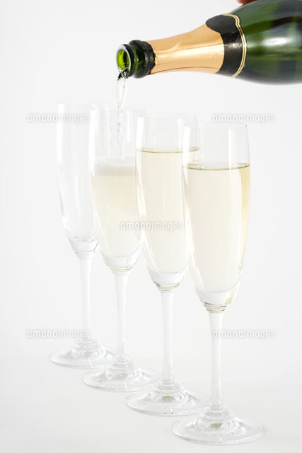 Pouring champagne into glasses, close-up
(c)Laurence Mouton/PhotoAlto