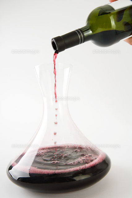 Pouring red wine into decanter, close-up
(c)Laurence Mouton/PhotoAlto