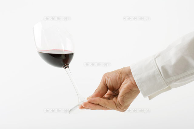 Hand tipping glass of red wine
(c)Laurence Mouton/PhotoAlto