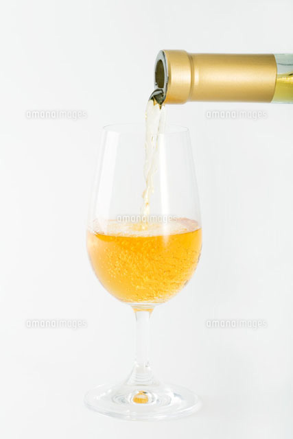 Pouring Muscat wine into wine glass
(c)Laurence Mouton/PhotoAlto
