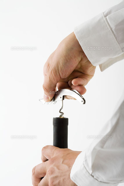 Man uncorking wine bottle of hands
(c)Laurence Mouton/PhotoAlto
