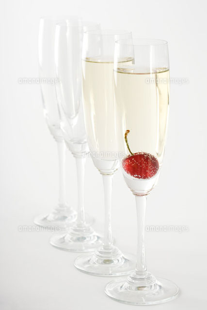 Champagne flutes, two filled with champagne
(c)Laurence Mouton/PhotoAlto