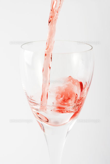 Sherry wine being poured into glass, close-up
(c)Laurence Mouton/PhotoAlto