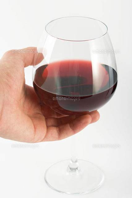 Hand holding glass of red wine
(c)Laurence Mouton/PhotoAlto