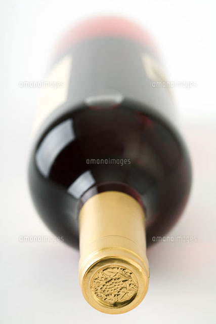 Wine bottle lying on its side, focus on bottle seal
(c)Laurence Mouton/PhotoAlto