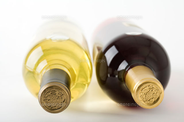 Bottles of red and white wine lying on their sides
(c)Laurence Mouton/PhotoAlto